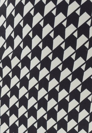 Černobílá látka s geometrickým vzorem střídajících se trojúhelníků, vytvářející výrazný design s hladkou texturou.