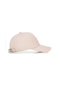 Cappello in morbido tessuto rosa, design strutturato con visiera curva, fibbia metallica regolabile sul retro e occhielli di ventilazione.