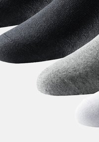 Drei Paar Socken in Schwarz, Grau und Weiß, mit einer glatten Textur und einem leicht gerippten Design am Bündchen und an der Zehe.