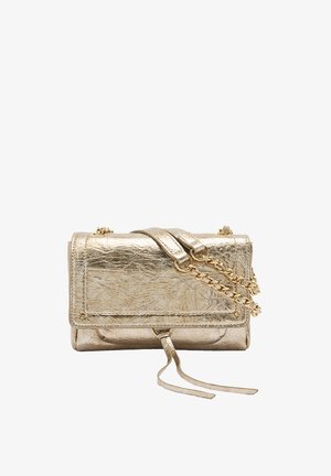 Mała metaliczna złota skórzana torebka z łańcuszkowym paskiem i dekoracyjnymi frędzlami na klapie z przodu.