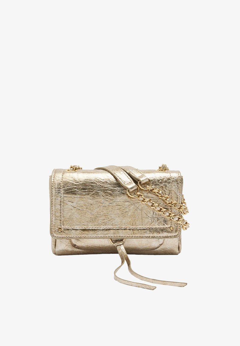 Mała metaliczna złota skórzana torebka z łańcuszkowym paskiem i dekoracyjnymi frędzlami na klapie z przodu.
