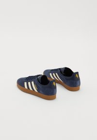 adidas Originals GAZELLE TERRACE ICONS UNISEX - Treniņu apavi - legend ink/off white/dark football gold