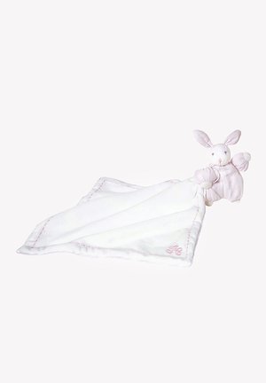 Couverture douce blanche pour bébé avec des coutures roses et un jouet peluche lapin rayé rose et blanc attaché à un coin.