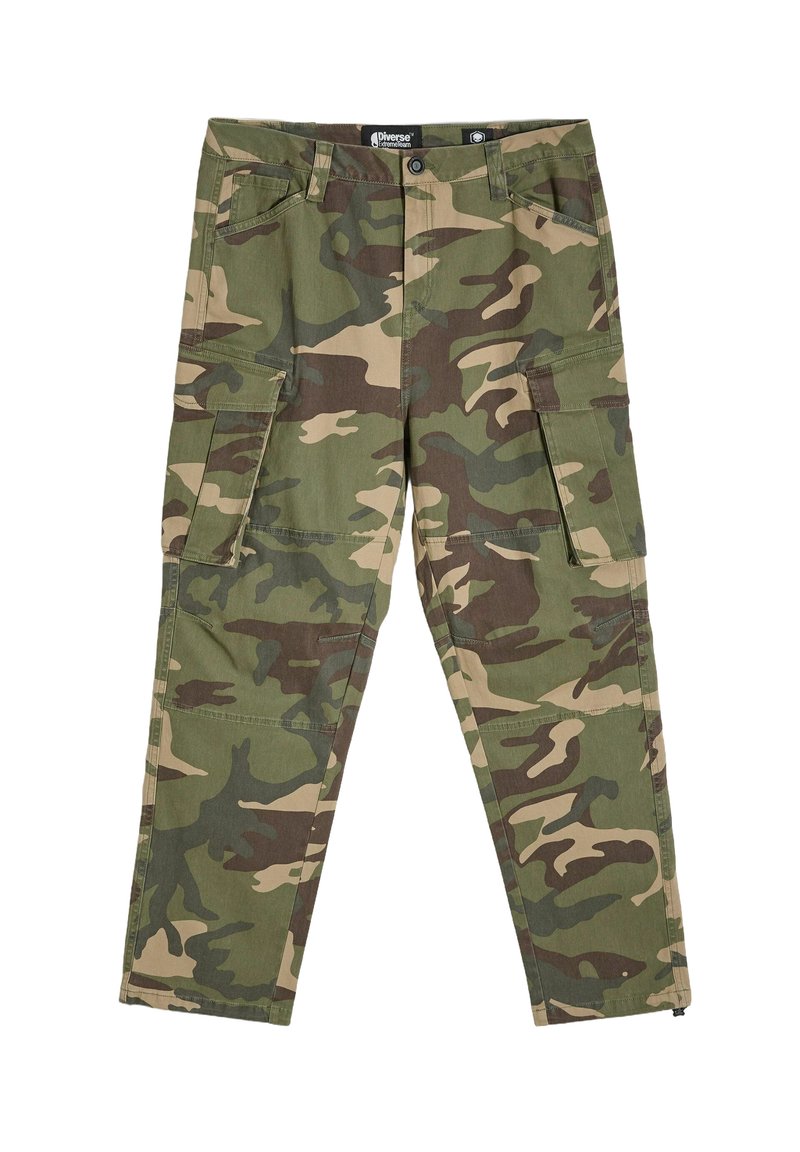 Spodnie cargo w kamuflażu, w kolorach zielonym, brązowym i beżowym, z czterema kieszeniami i prostym krojem. Wykonane z trwałego materiału.