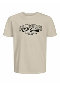 Beige Baumwoll-T-Shirt mit kurzen Ärmeln. Mit schwarzem Text: "JACK & JONES Coll. Studio Created by the J&J crew Since 1990."