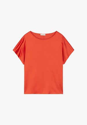 Haut rouge à manches courtes en tissu lisse avec un col large et arrondi et une coupe décontractée. Pas de motifs visibles ni de détails matériels.