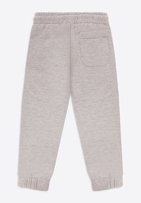 Pantaloni della tuta grigio chiaro con vita elastica, caviglie risvoltate e una tasca posteriore singola. Texture morbida e design semplice e funzionale.