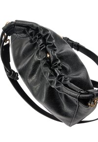 Czarna skórzana torebka o marszczonym designie, z pojedynczym paskiem na ramię i złotymi akcentami. Widoczna faktura wykończenia.