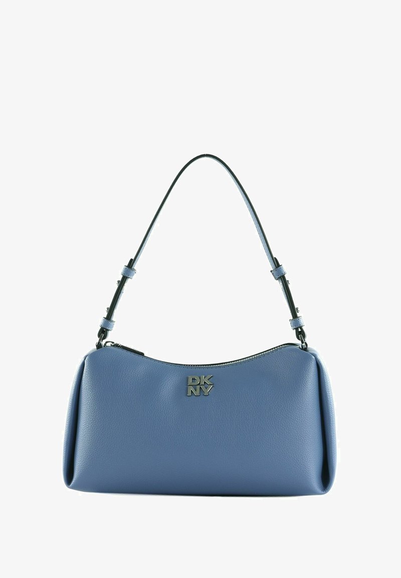 Sac à main bleu en cuir DKNY avec bandoulière réglable et logo argenté sur le devant, fermeture éclair sur le dessus.