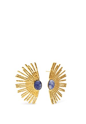 Pendientes de metal tono dorado con forma de rayos de sol y textura martillada, cada uno con una piedra azul ovalada en el centro.