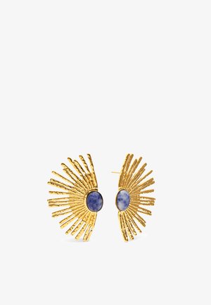 Orecchini in metallo color oro a forma di raggi di sole con una texture martellata, ciascuno con una pietra azzurra ovale al centro.