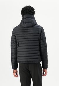 Svart pufferjakke med horisontal quilting, justerbar hette og en jevn, blank tekstur. Har en tilpasset silhuett og minimalistisk design.