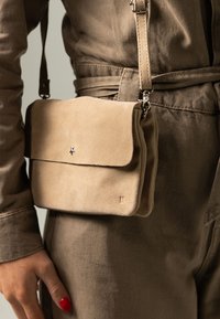 Manfield Clutch - beige