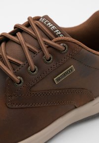 Skechers DELSON - Stringate sportive - dark brown