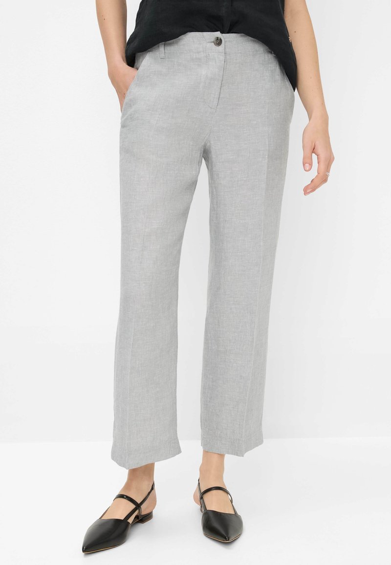 Lichtgrijze linnen broek met een rechte pasvorm, voorzien van zijzakken, een frontale knoopsluiting en een strakke, minimalistische uitstraling.