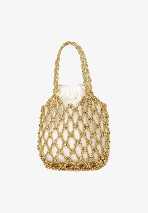 Witte stoffen zakje in een goudkleurige kettingnet handtas met een enkele handgreep.