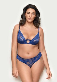 Linngjord og truse-sett i dyp blå. Bh-en har et trekantet design med undertråd, justerbare stropper og en nøkkelhull-detalj.