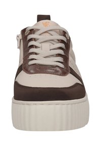 Sneaker mit einem Obermaterial aus braunem Leder, cremefarbenen Seiten, Schnürung an der Vorderseite und einer strukturierten weißen Plateausohle. Mit einem Reißverschluss an der Seite.
