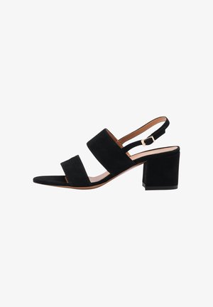 Fekete velúr sarkú szandál nyitott orral, két széles pánttal a lábfején, állítható slingback pánttal és vastag blokk sarkal.