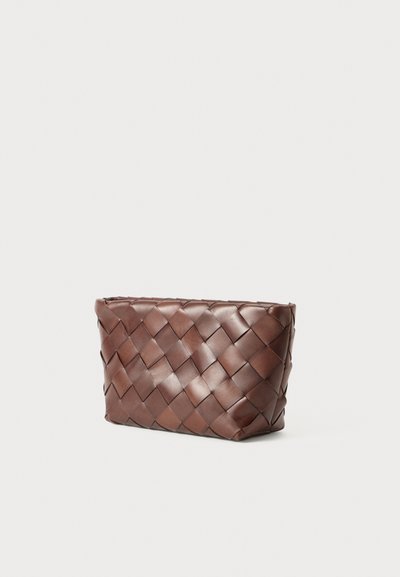 Geantă de mână din piele maro cu model împletit, formă rectangulară și structură moale, pe fundal alb.