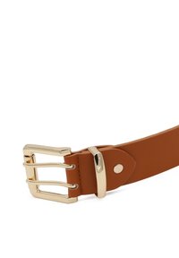 Cintura in pelle marrone con una fibbia in metallo dorato caratterizzata da tre punte e un rivetto decorativo. Texture liscia con un design elegante.