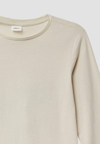 Hellbeige Langarmshirt mit Rundhalsausschnitt. Weicher, glatter Stoff mit subtiler Textur. Etikett: s.Oliver. Einfaches, klassisches Design.