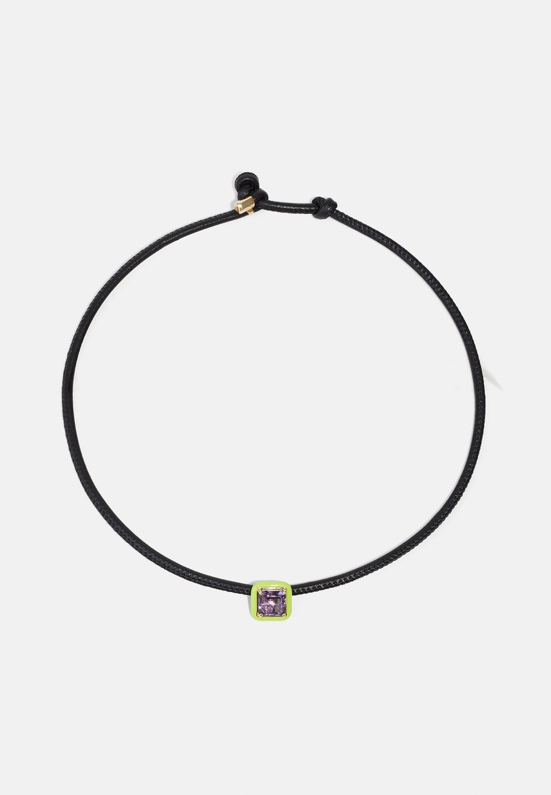 Collier en cordon noir présentant une pierre précieuse carrée de couleur violette encadrée d'un éclat vert vif, avec un détail de fermoir réglable.