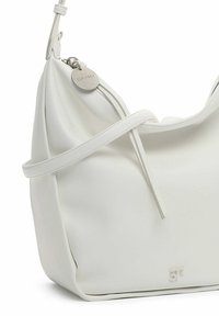 Borsa hobo in ecopelle bianca con texture liscia, design minimalista, tracolla regolabile e un'etichetta in metallo argentato con la scritta "SURFIREY" incisa.