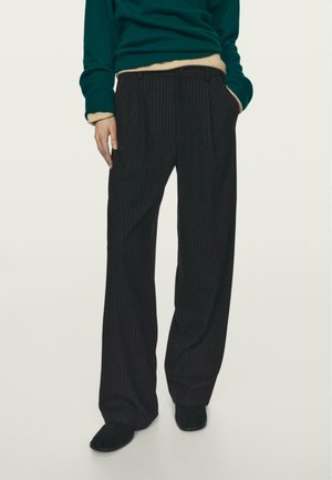 - Spodnie materiałowe