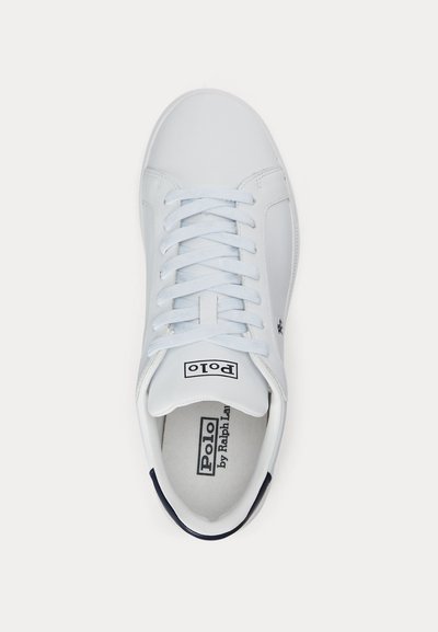 Hvid Polo sneaker fra Ralph Lauren med snørebånd, logo på tungen og indersålen samt marineblåt hældetalje, vist fra topudsigt.
