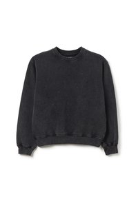 Sudadera negra con cuello redondo, mangas largas y un corte relajado. Presenta una superficie texturizada con pequeños remaches decorativos.