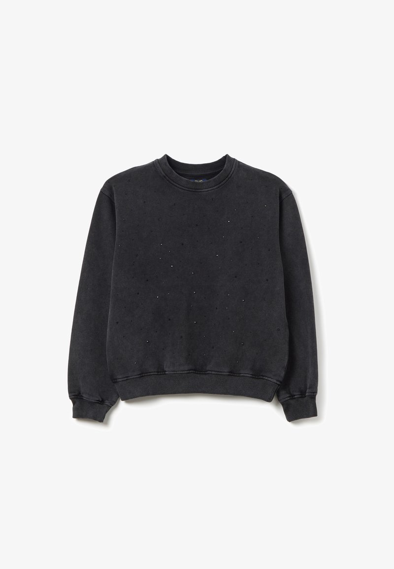 Sudadera negra con cuello redondo, mangas largas y un corte relajado. Presenta una superficie texturizada con pequeños remaches decorativos.