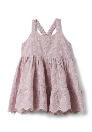 Roze mouwloze peuterjurk met gekruiste geplooide bandjes, bloemige eyelet borduur, geplooide rok en geschulpte zoom.