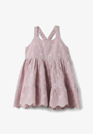 Vestido rosa sin mangas para niño pequeño con tirantes cruzados fruncidos, bordado floral calado, falda fruncida y dobladillo festoneado.
