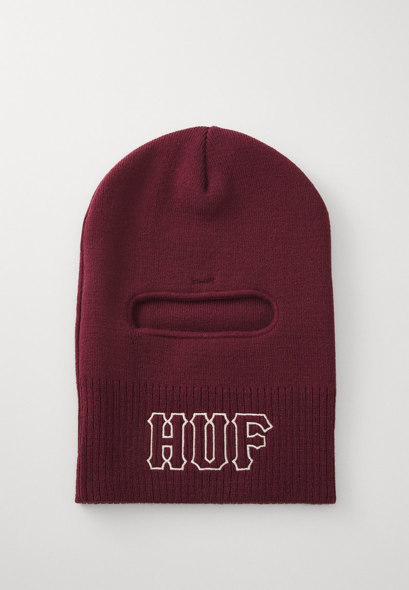 Burgunderrød strikket balaclava med horisontalt øyeåpning og "HUF" brodert i hvitt på den nedre fronten.