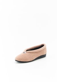 Scarpa slip-on marrone chiaro con texture a righe, punta arrotondata e un piccolo dettaglio in argento vicino alla parte anteriore, dotata di tacco basso nero.
