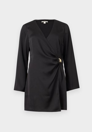 Μαύρο φόρεμα με μακριά μανίκια και ζωνάκι, με V λαιμόκοψη και λεπτομέρεια χρυσής αγκράφας στο πλάι, μήκος μέχρι το γόνατο, με λεία υφή.