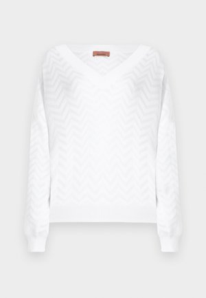 Weißer Strickpullover mit V-Ausschnitt und langen Ärmeln, durchgehend mit Chevronmusterstruktur. Etikett am Halsausschnitt.