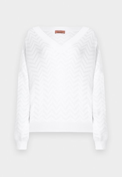 Λευκό πλεκτό πουλόβερ με V-λαιμόκοψη και μακριά μανίκια, με υφή σε σχέδιο ζιγκ-ζαγκ σε όλη την επιφάνεια. Ετικέτα στο λαιμό.