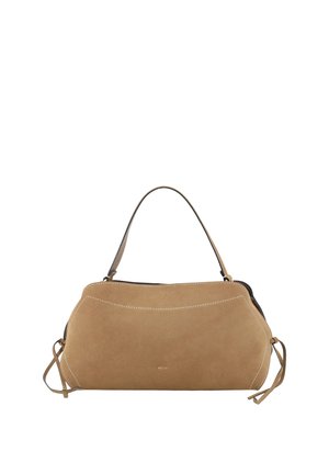 Bolso de mano de ante color tan con una sola asa superior, detalles laterales con cremallera y costuras blancas visibles sobre un fondo liso.