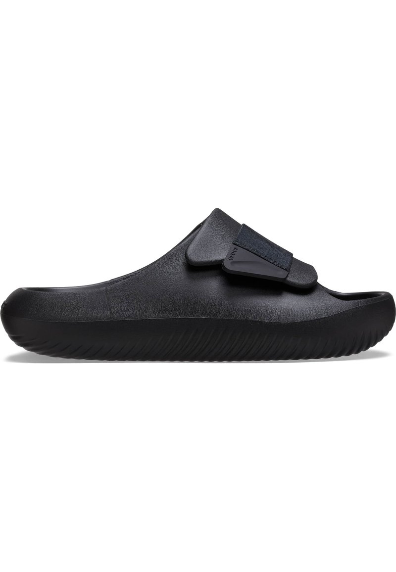 Sandale noire en matériau lisse ; équipée d'une sangle ajustable à Velcro et d'une semelle texturée et sculptée avec un détail strié.