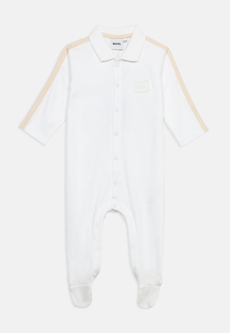 Body blanc pour bébé à manches longues, avec des rayures beiges sur les épaules, fermeture à boutons sur le devant, col, et étiquette BOSS sur la poche poitrine.
