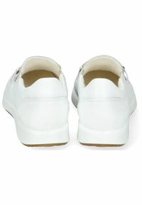 Weiße Slipper mit glatter Oberfläche, runder Zehenpartie und minimalistischem Design. Enthält ein weiches Innenfutter und eine Gummisohle.