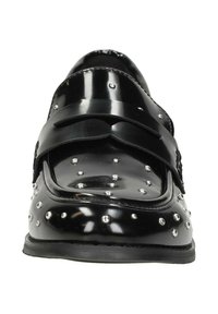 Zwarte gepatineerde leren instappers met zilveren studs, voorzien van een brede bandontwerp en een gladde textuur, ideaal voor formele of casual kleding.