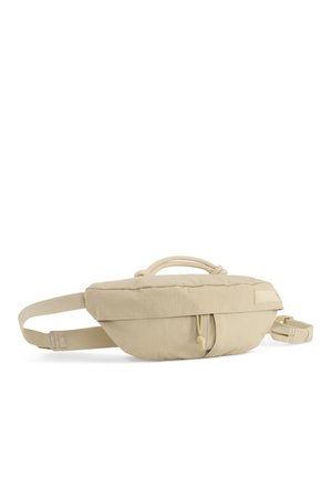 Sac banane beige, léger, de forme arrondie, avec une poche avant et une sangle réglable. Il présente un tissu texturé et une poignée en boucle.