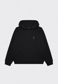 Czarna bluza z kapturem z kieszenią kangurką z przodu i małym ciemnym logo na lewym biuście na jasnoszarym tle.