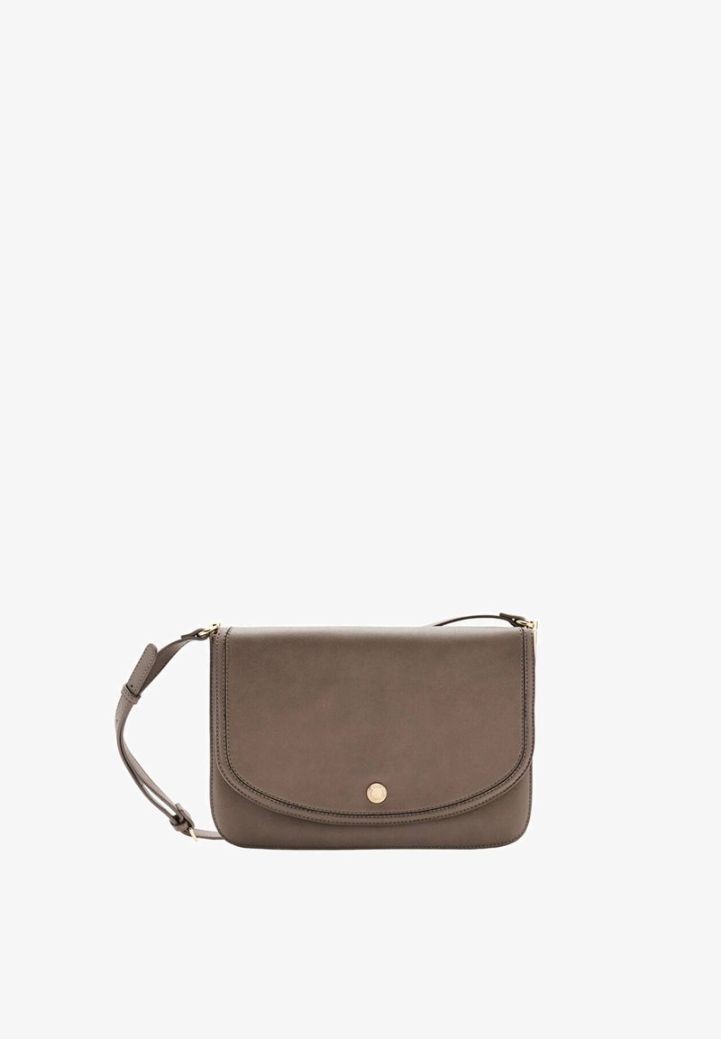 Sac bandoulière en cuir marron avec rabat incurvé et petite fermeture à bouton rond doré, sangle ajustable avec ferrures dorées.
