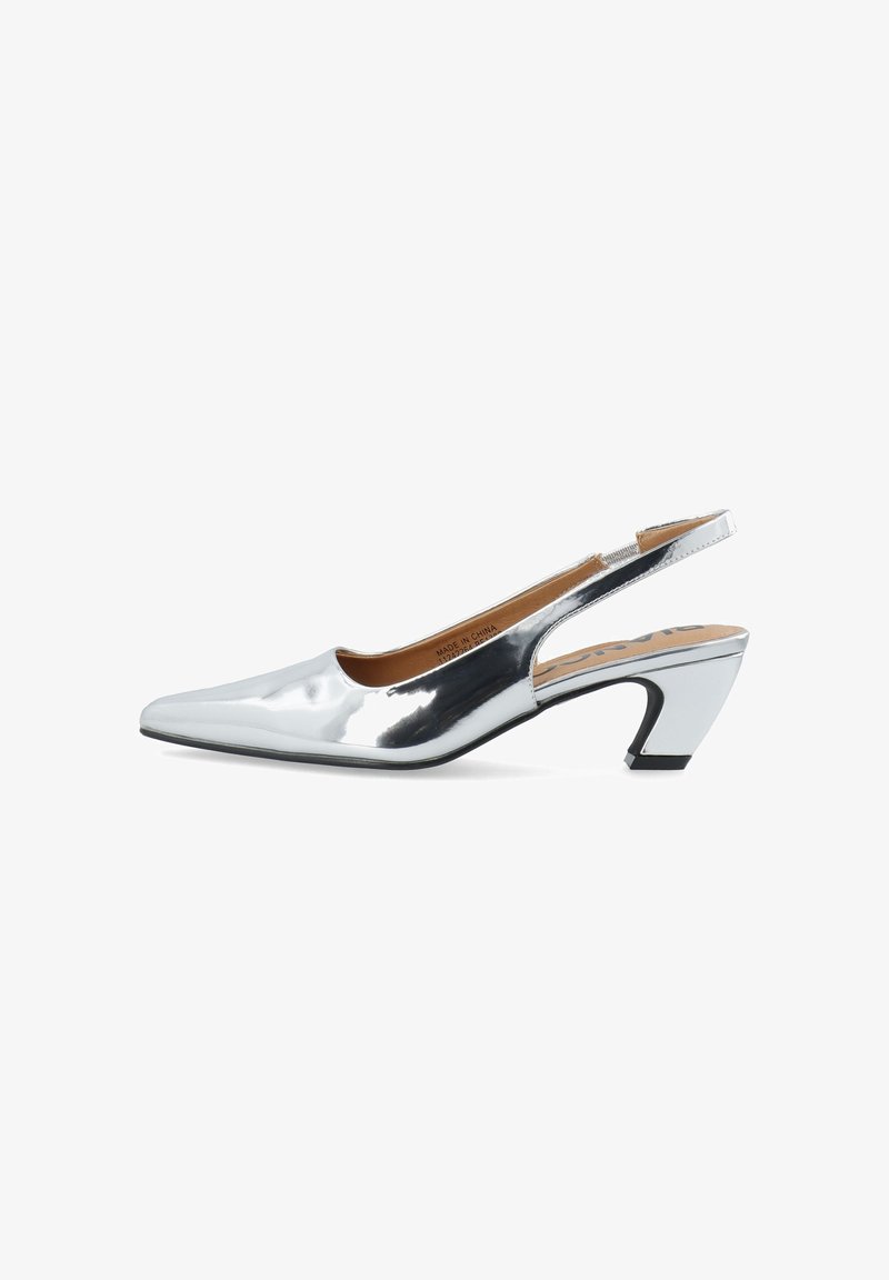 Pump slingback metallico argento con punta affusolata, tacco basso a blocco e texture liscia. Presenta un tallone a taglio e una fodera interna color tan.