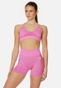 Roze sportbeha en set met hoge taille shorts. Glad materiaal met een gradient van schitteringen, getailleerd ontwerp en logo detail aan de zijkant.