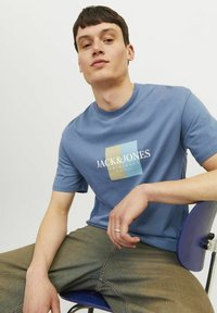 Jack & Jones GEDRUCKT RUNDHALS - T-shirt med print - nightshadow blue